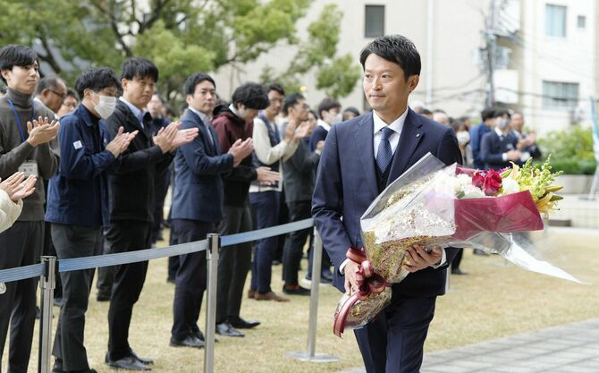 兵庫県庁での就任式を終え、職員から拍手を受ける斎藤元彦知事＝2024年11月19日午前