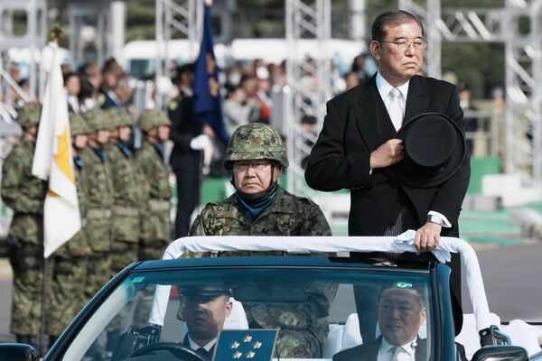 陸上自衛隊朝霞駐屯地に隣接する訓練場で行われた自衛隊発足70年記念の観閲式に出席した石破首相