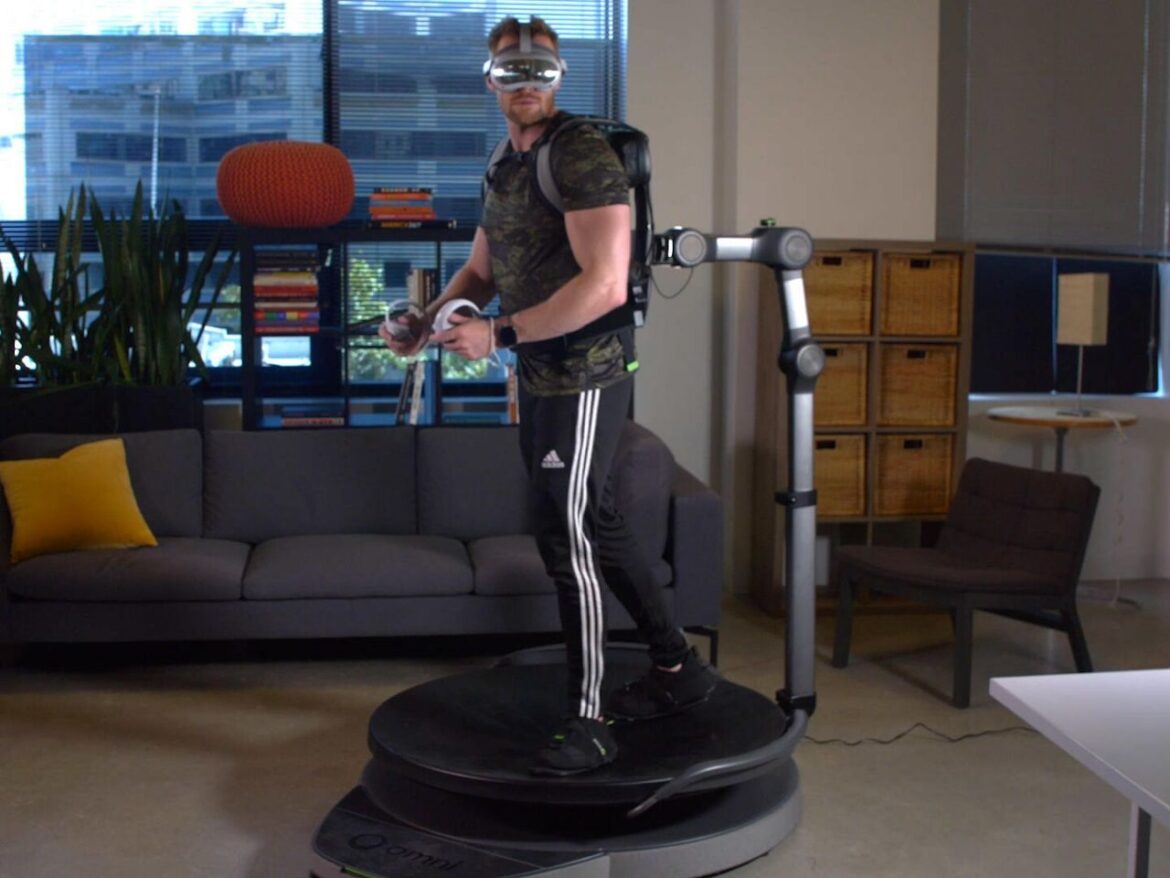 VRゲームを全身で楽しめるランニングマシン型デバイス「Omni One」レビュー - CNET Japan