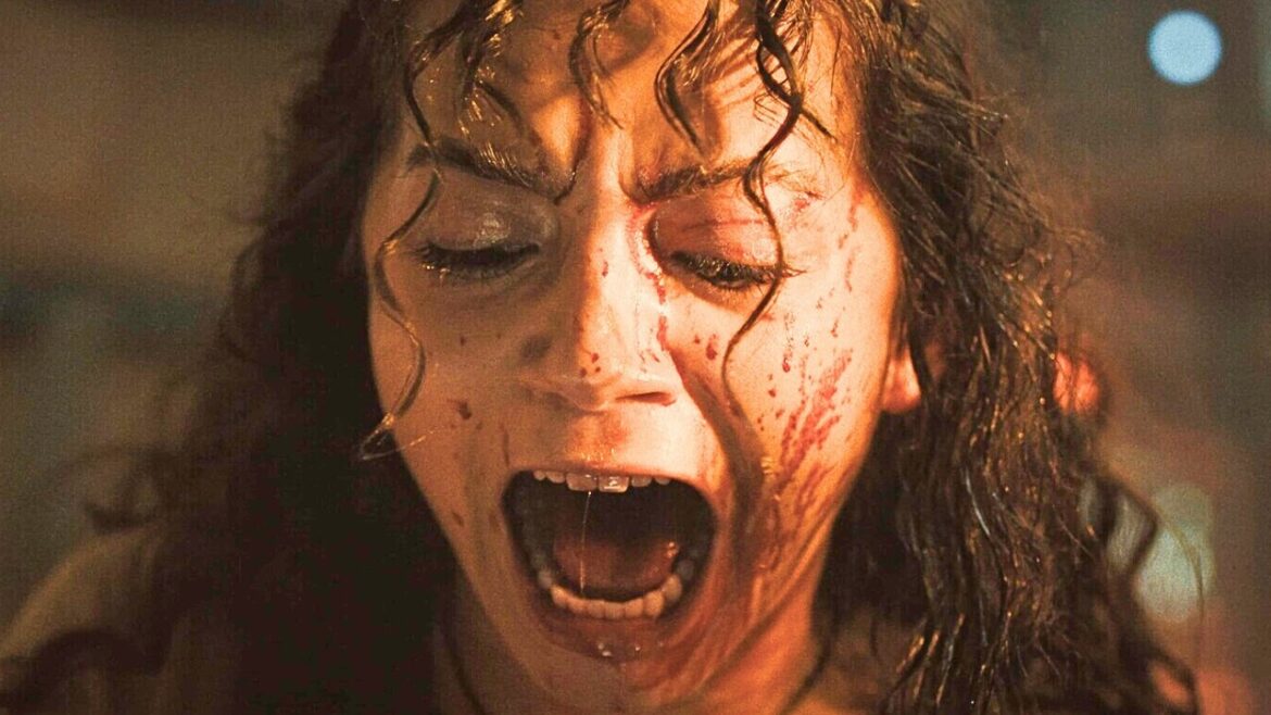 宇宙飛行士たちが墜落した宇宙船を盗もうとするが、そこにはエイリアンが潜んでいた