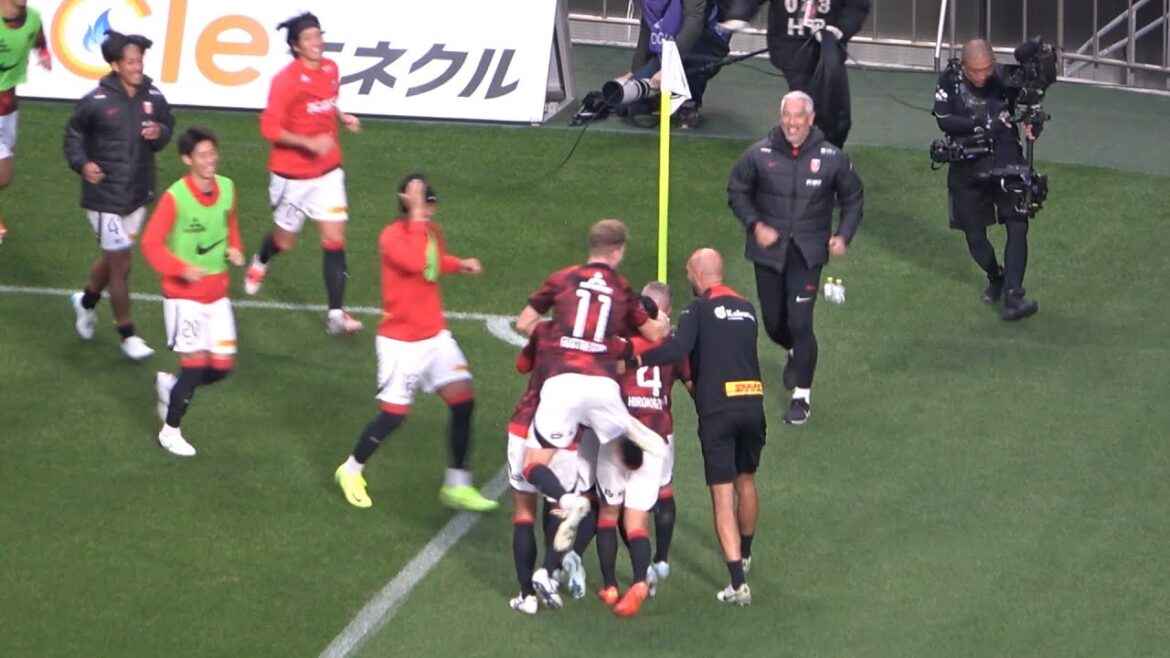 松尾のシュートに反射的に飛び込むリンセン！J1リーグ第36節「浦和レッズvsサンフレッチェ広島」