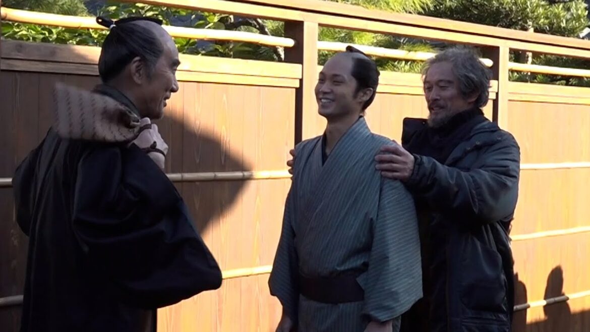 磯村勇斗、「立派な肩幅だ!」と褒められて照れる…役所広司&内野聖陽の熱い抱擁 映画『八犬伝』メイキング映像 磯村勇斗、「立派な肩幅だ!」と褒められて照れる…役所広司&内野聖陽の熱い抱擁 映画『八犬伝』メイキング映像