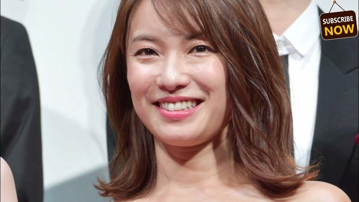 内山理名さんのエレガントなクリスマスディナー：手作りグラタンとラグジュアリーなスタイル