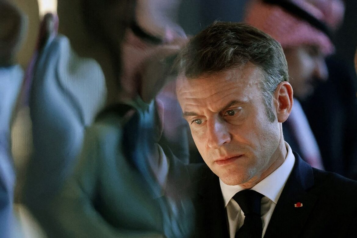 マクロン氏の仏「黄金時代」終焉、辞任へ圧力も－影響力増すルペン氏 - Bloomberg
