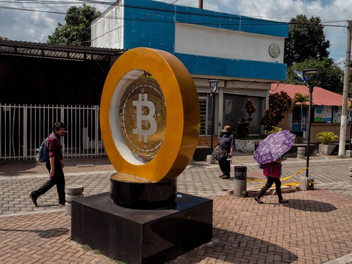 「だから言っただろ」、ビットコイン10万ドルで熱烈信者は得意満面 - Bloomberg