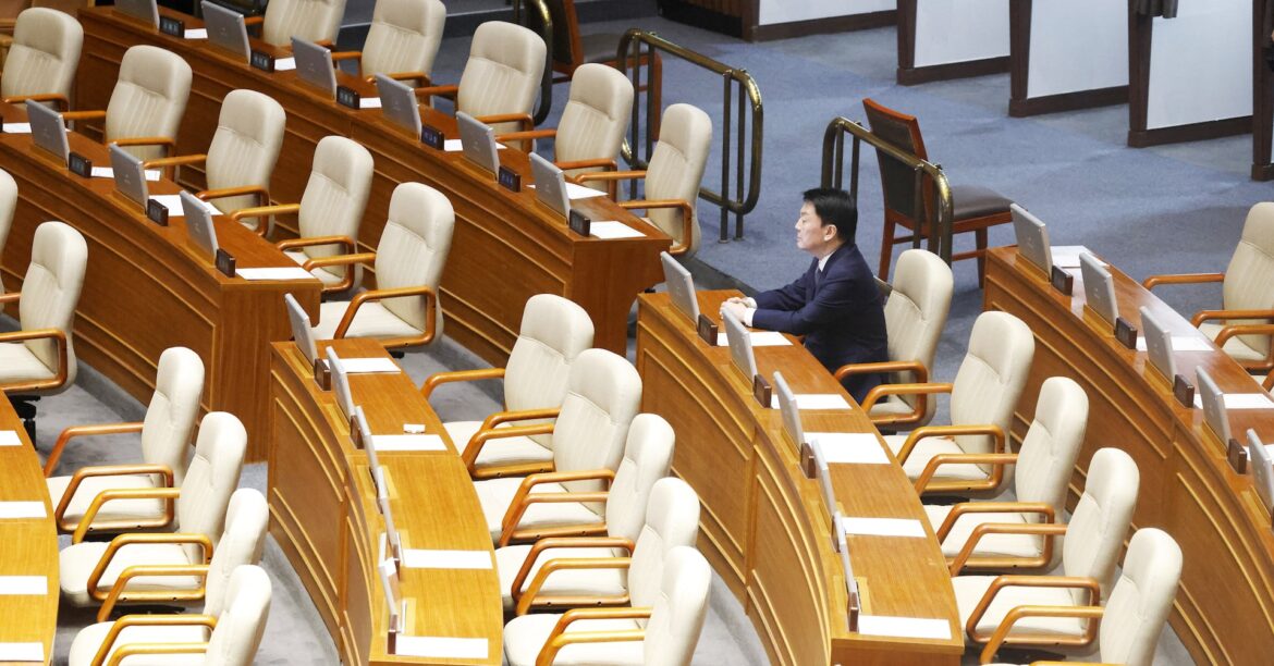 韓国大統領の弾劾案採決、与党退席で議事停滞　可決は不透明 | ロイター