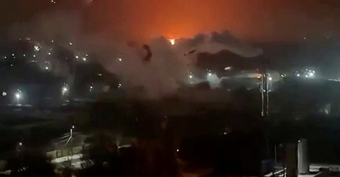 ウクライナ、ロシア南部の港をミサイル攻撃 石油基地に無人機 | ロイター ウクライナ、ロシア南部の港をミサイル攻撃 石油基地に無人機 | ロイター