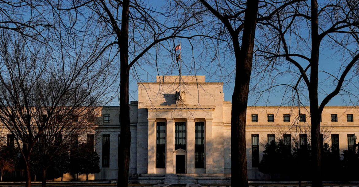 焦点：米ＦＲＢの利下げ予想後退、米株は金利上昇の逆風直面へ | ロイター