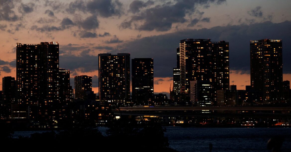 景気判断据え置き、「企業収益」は21カ月ぶり下方修正＝12月月例経済報告 | ロイター