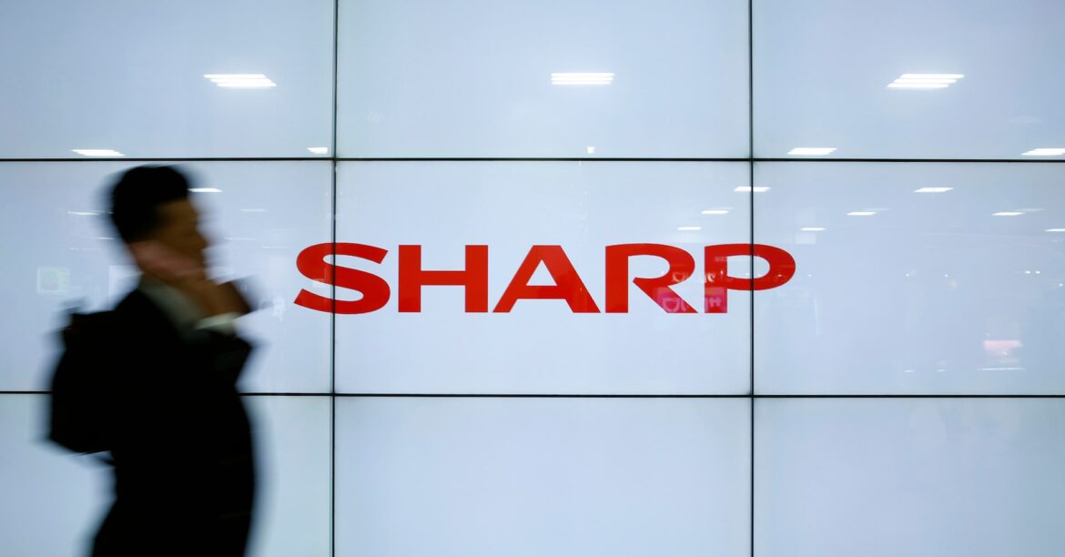 シャープ、ソフトバンクに堺工場の一部売却　約1000億円 | ロイター