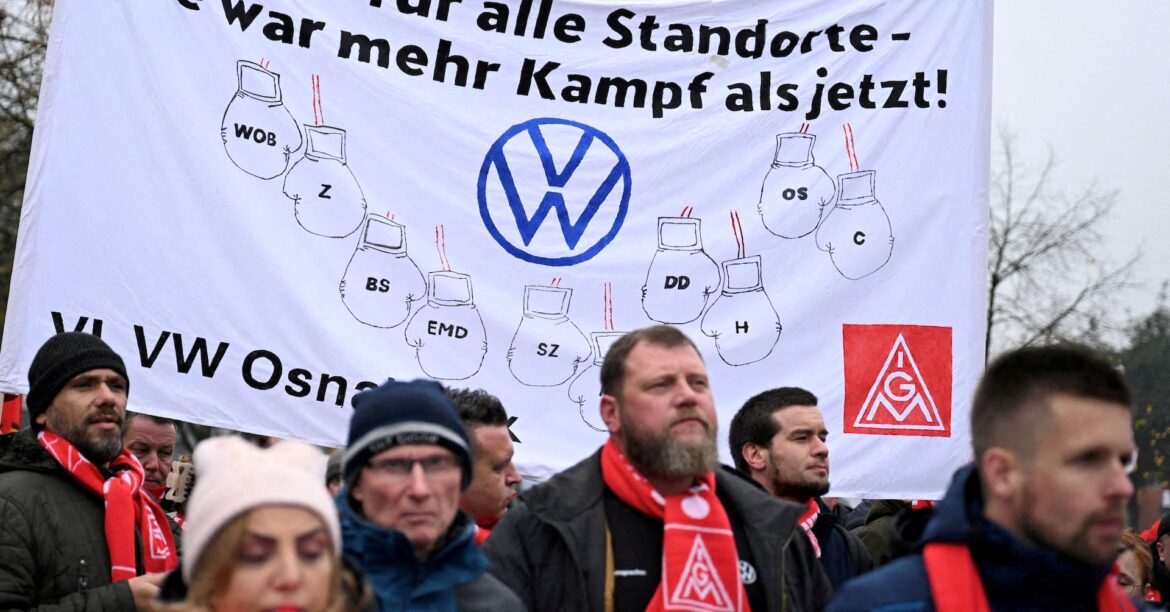 ＶＷ労使交渉が妥結、3.5万人削減へ　当面の工場閉鎖は見送り | ロイター