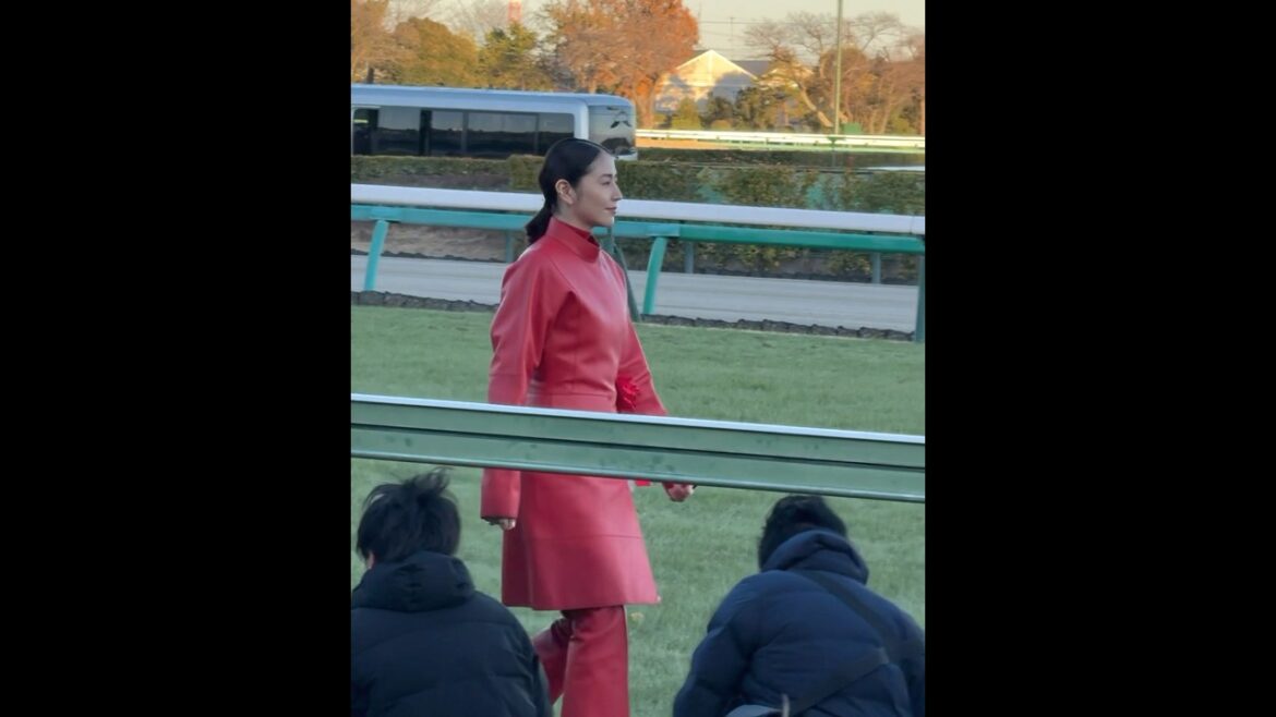 有馬記念の表彰式に向かう長澤まさみさん、初老ジャパンの４選手