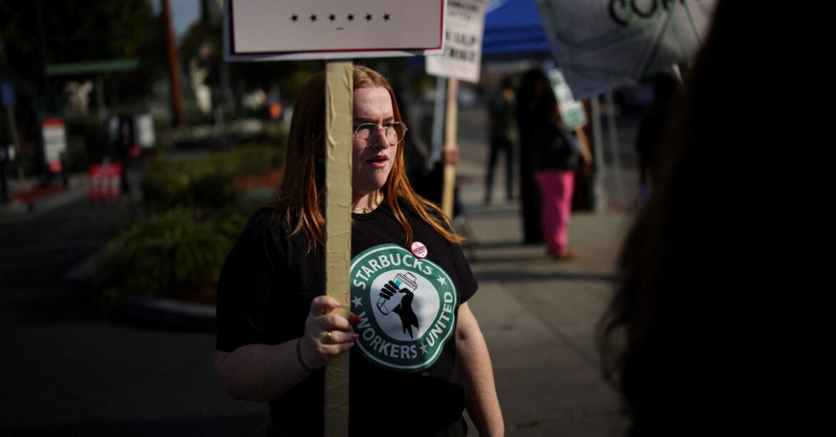 スタバのスト、最終日イブに米300店舗以上に拡大へ=労組 | ロイター スタバのスト、最終日イブに米300店舗以上に拡大へ=労組 | ロイター