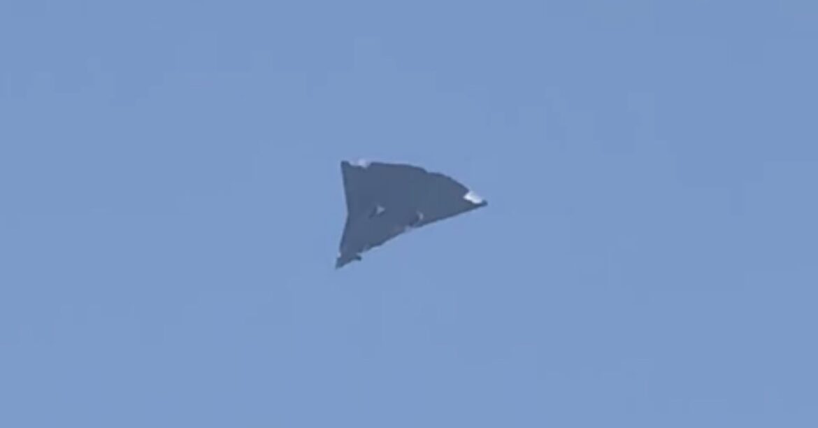 中国の新型ステルス戦闘機か、尾翼のない2機の画像がネットに | ロイター 中国の新型ステルス戦闘機か、尾翼のない2機の画像がネットに | ロイター