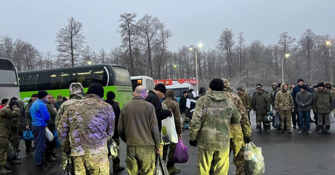 ロシアとウクライナが捕虜交換、UAEが仲介 | ロイター ロシアとウクライナが捕虜交換、UAEが仲介 | ロイター
