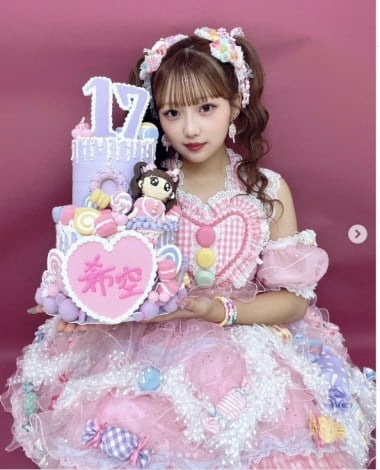 17歳の誕生日を機に芸能界デビューした希空　（写真はインスタグラム ＠noa._.1126_ より） 