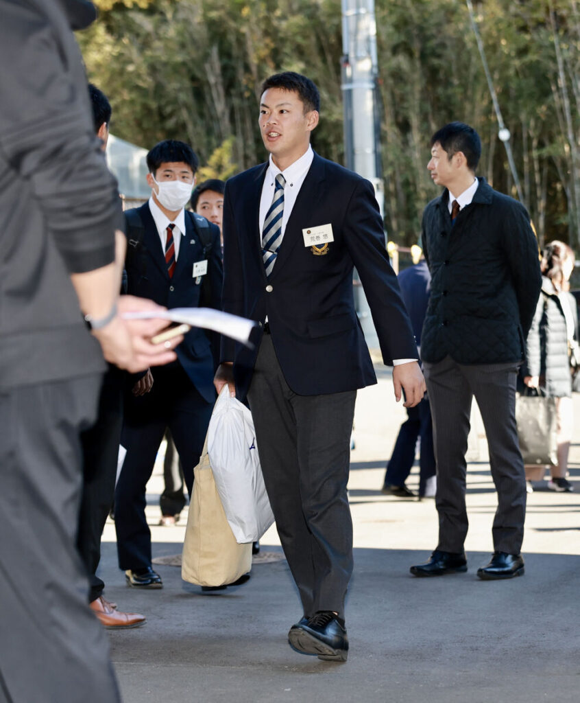 クラブハウスに向かう荒巻悠(カメラ・小林　泰斗)