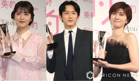 「2024 美的ベストコスメ大賞 『ベストビューティ』受賞者発表式」に登壇した（左から）浜辺美波、杉野遥亮、内田有紀 （C）ORICON NewS inc. 