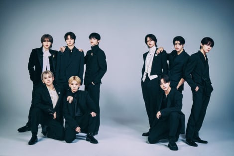 『Oggi』2月号に登場する&TEAM（前列左から）YUMA、HARUA、TAKI（後列左から）FUMA、EJ、JO、K、MAKI、NICHOLAS 