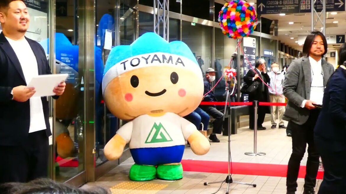 4/4 元気とやまマスコット きときと君【名古屋・富山線の高速バス】🚌開設20周年式典 名鉄バスセンター3F 元女子レスリング48キロ級日本代表の「登坂 絵莉」さん出席  2024.12.22