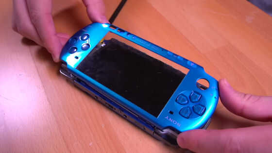PSPを小型のPS2っぽく改造してビデオ出力やBluetoothコントローラーに対応させられるキット「PS Placeable」が登場 - 画像