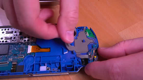 PSPを小型のPS2っぽく改造してビデオ出力やBluetoothコントローラーに対応させられるキット「PS Placeable」が登場 - 画像