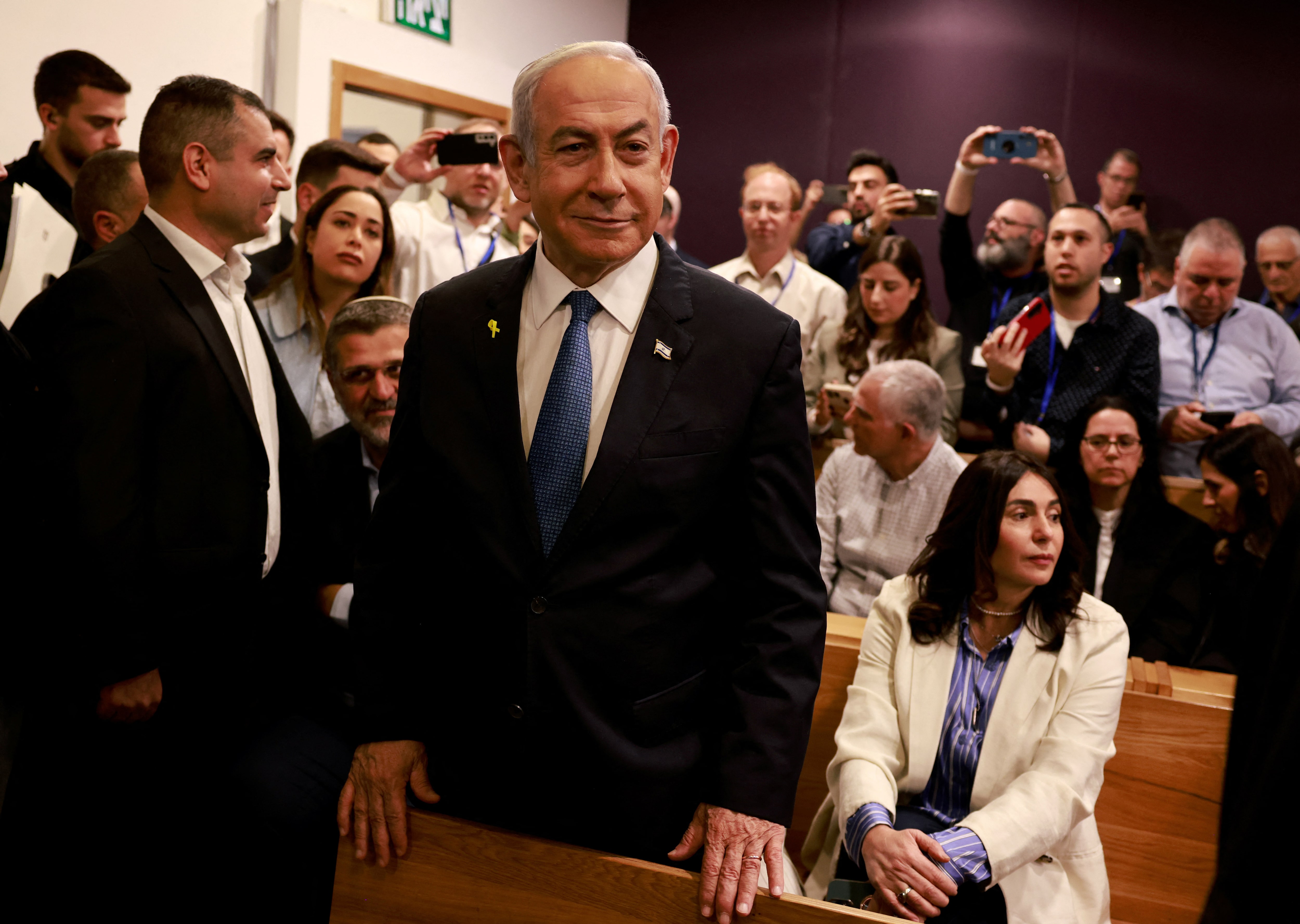 イスラエル首相、汚職巡る裁判で初証言　週3回出廷へ
