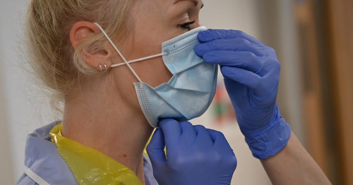 アングル：新型コロナ後遺症に悩む英国の医療従事者、補償を求めて提訴 | ロイター