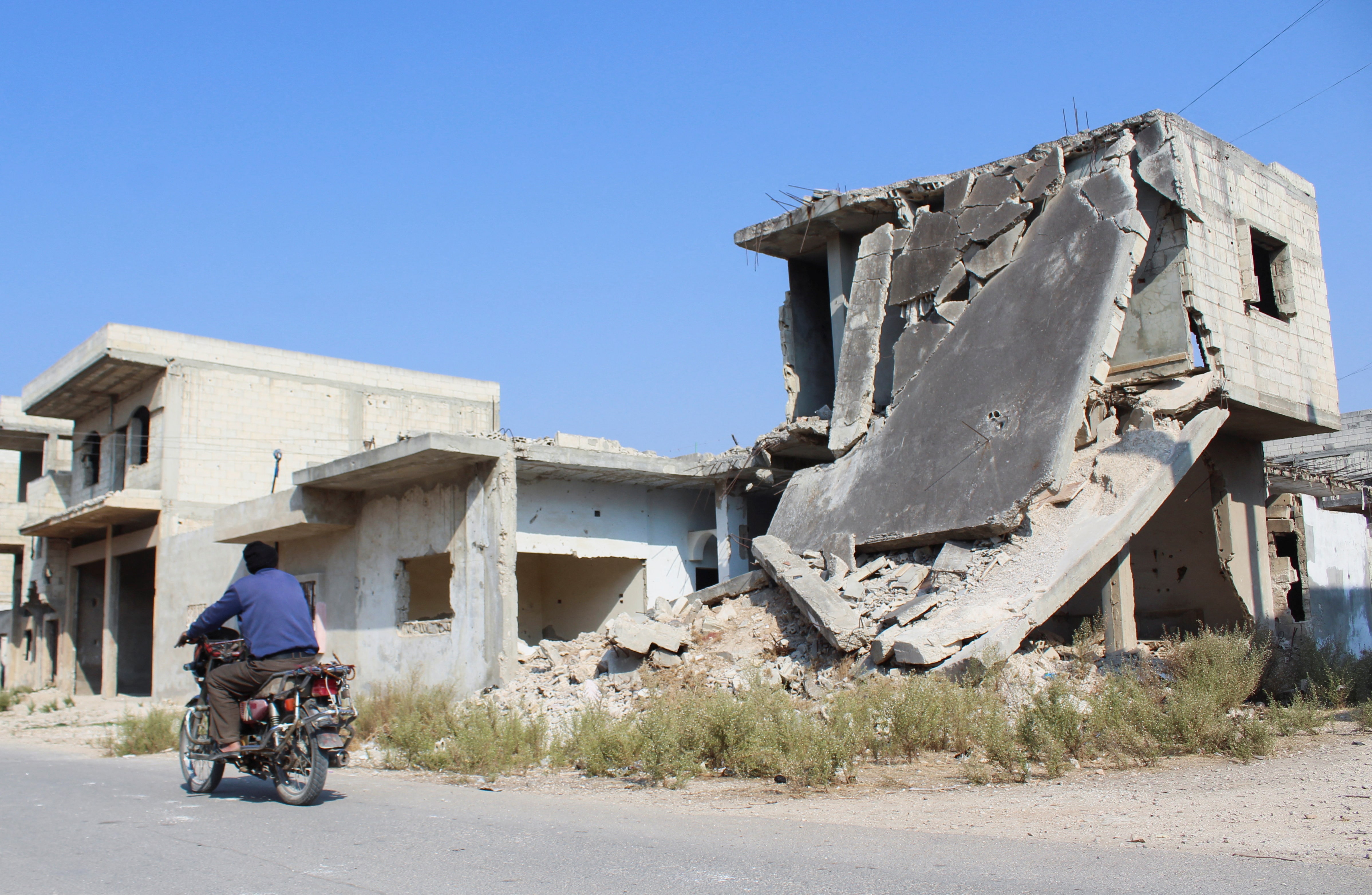 シリア反政府勢力がホムスに向け進軍、数千人が避難