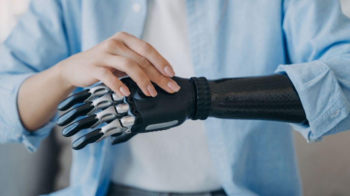 思考のみでロボットアームを操作できるか？ ニューラリンクが新たな臨床試験へ | WIRED.jp