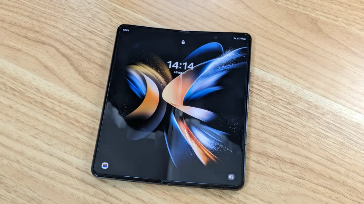 Samsung Galaxy Z Fold 4 のメインディスプレイの写真