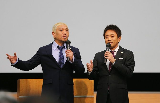 2025日本万国博覧会誘致委員会の発足式典であいさつするお笑いコンビ「ダウンタウン」の浜田雅功さん（右）と松本人志さん＝2017年3月27日、東京都千代田区