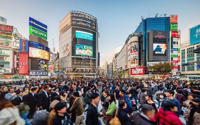 渋谷交差点を横断する人々