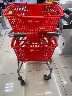 ロピアのカートは買い物カゴを最大4つまで載せることができる(OICグループ広報室提供)