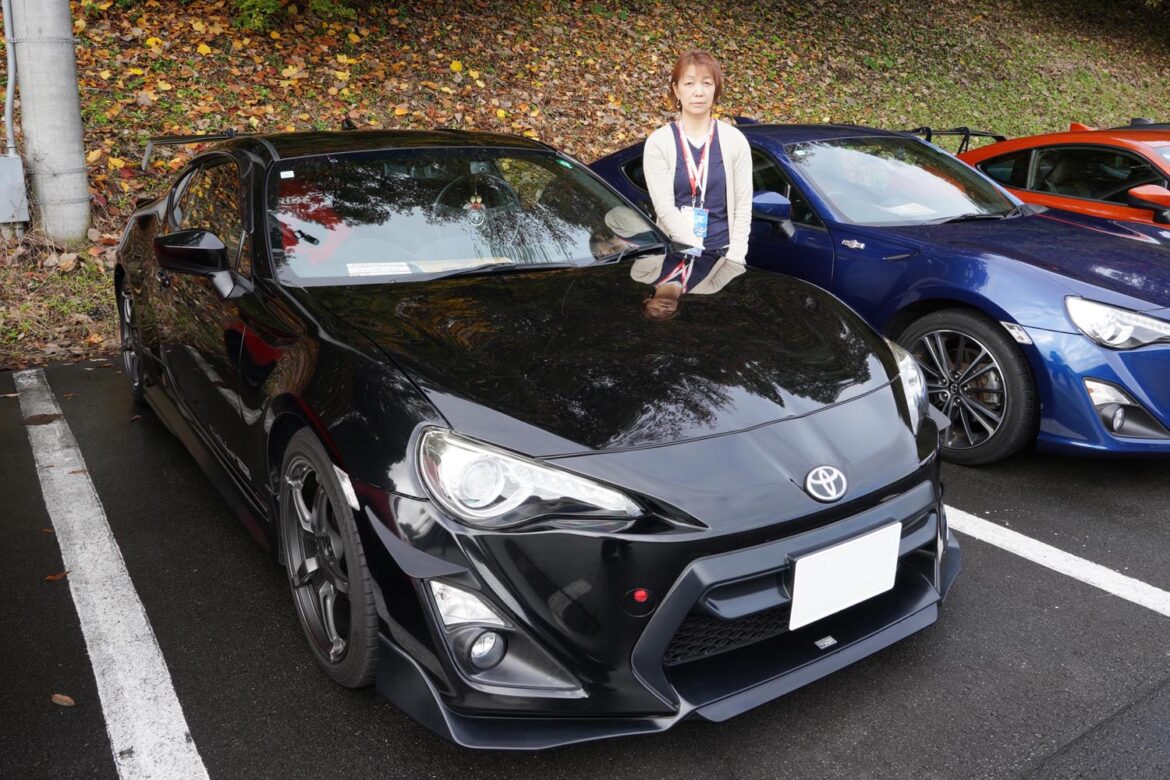 彼女は7年前にサーキット走行のためトヨタ「86 14R」を購入！「IS F」よりコーナーでノーズが入ってくれるのが好印象 - Automesse Web