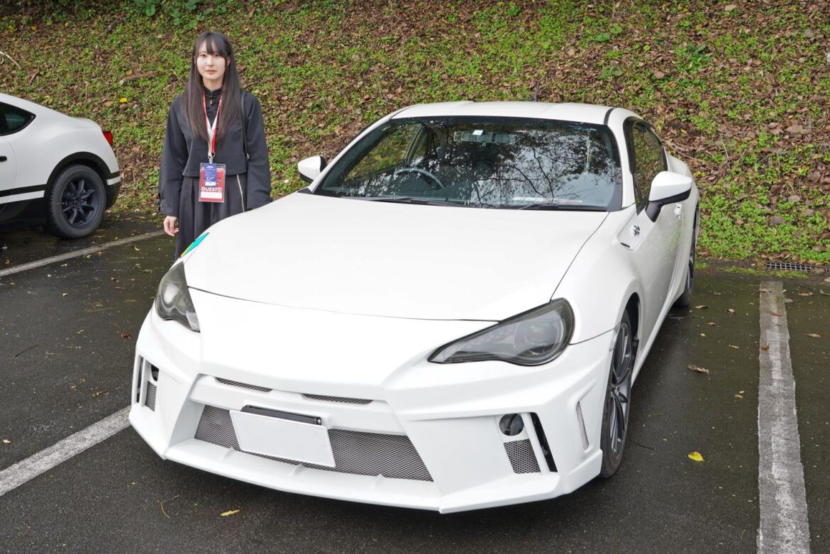 彼女のトヨタ「86」は免許取得と同時に購入！ MTで操る愛車は「ノブレッセ」のエアロに「HKS」のマフラーが装着済み…次の目標はGTウイング！ - Automesse Web