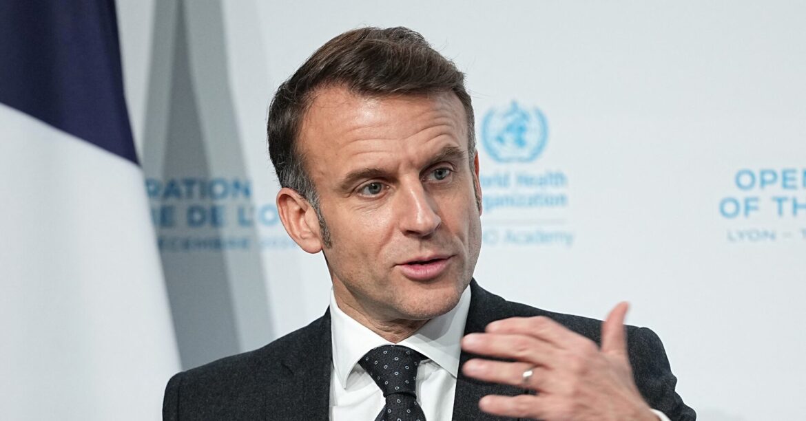 マクロン仏大統領「議会解散で政治不安増大」、新年演説で反省の弁 | ロイター マクロン仏大統領「議会解散で政治不安増大」、新年演説で反省の弁 | ロイター