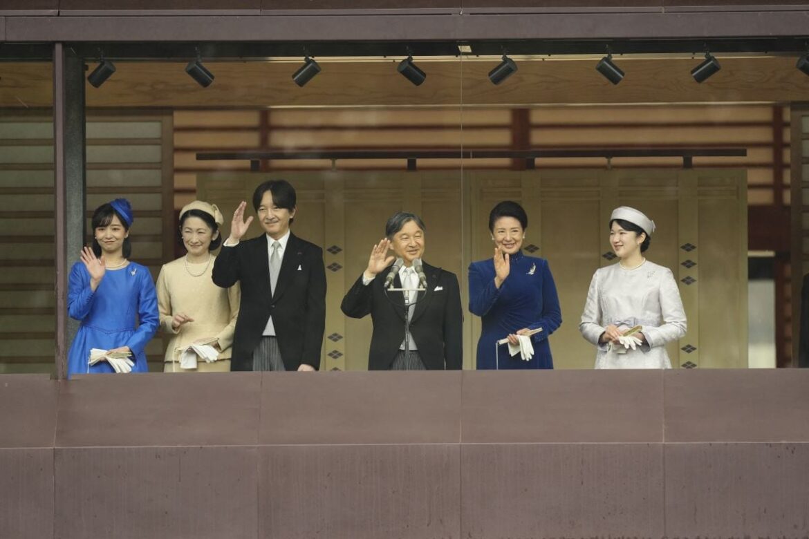 2024年2月23日、64歳の誕生日を祝う一般参賀で、訪れた人たちに手を振られる天皇陛下