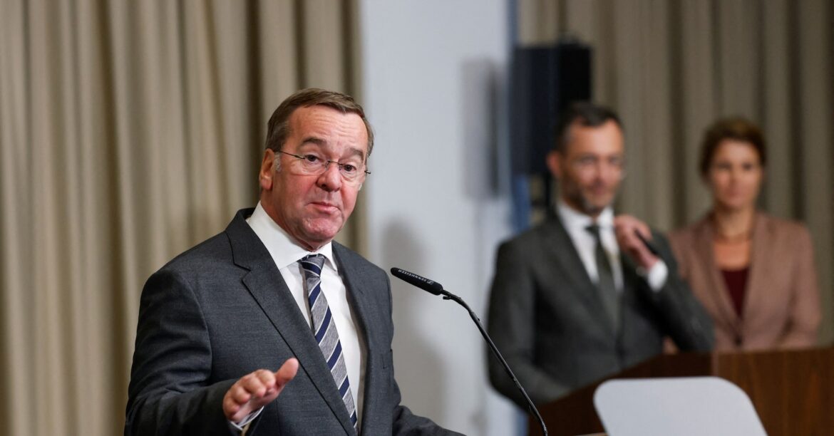 ウクライナ軍事支援の国際枠組み、米の関与後退なら対応必要＝独国防相 | ロイター