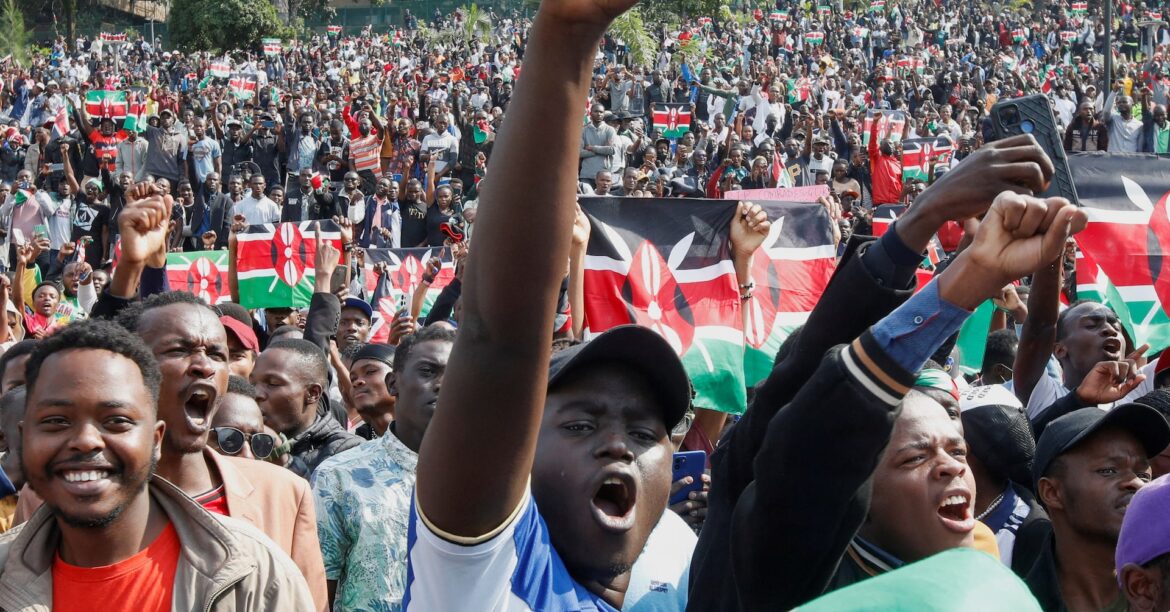 アングル:政治的権利に目覚めるアフリカの若者、デジタル駆使し抗議活動 | ロイター アングル:政治的権利に目覚めるアフリカの若者、デジタル駆使し抗議活動 | ロイター