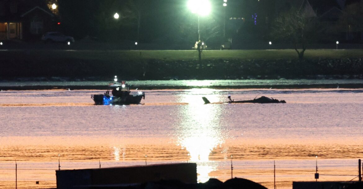 米旅客機空中衝突事故、生存者なしか トランプ氏は前政権を非難 | ロイター 米旅客機空中衝突事故、生存者なしか トランプ氏は前政権を非難 | ロイター