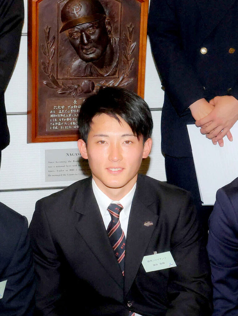 長嶋終身名誉監督のレリーフの前で写真に納まった浦田俊輔（代表撮影）