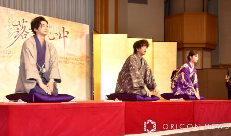 高座スタイルで会見をした（左から）古川雄大、山崎育三郎、明日海りお （C）ORICON NewS inc. 