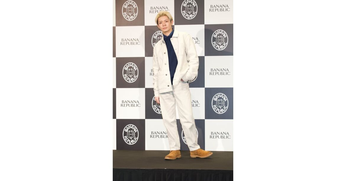 「バナナ・リパブリック」虎ノ門ヒルズ店がオープン、イベントにアンバサダーのNumber_i 岸優太が登場 - FASHIONSNAP.COM