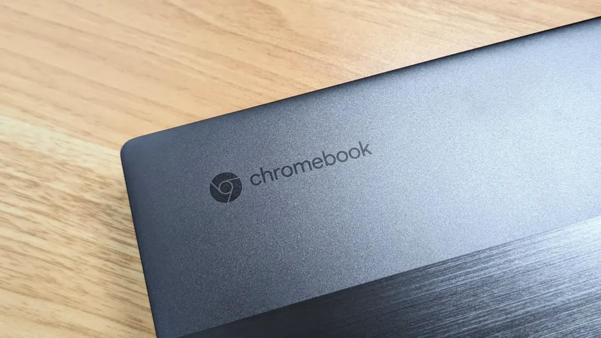 Acer Chromebook 516 GE の天板の Chromebook のロゴのアップ写真