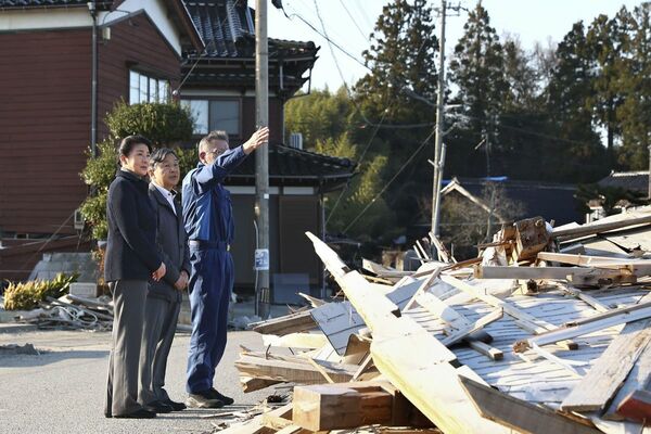 津波に襲われた石川県能登町の白丸地区を視察された天皇、皇后両陛下（2024年4月12日）