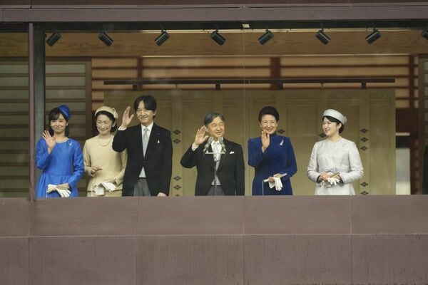 2024年2月23日、64歳の誕生日を祝う一般参賀で、訪れた人たちに手を振られる天皇陛下