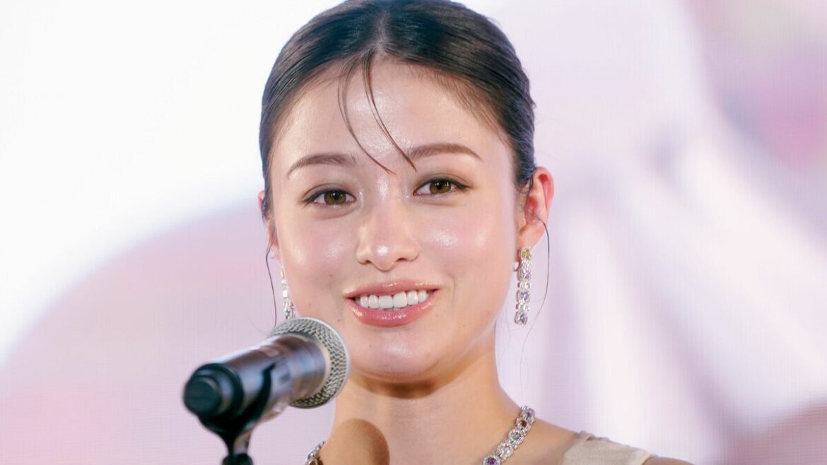 大震災を描くにはあまりに脚本が雑すぎる…NHK朝ドラ｢おむすび｣のヒロインに私がまったく共感できないワケ ｢おむすび｣と｢ふてほど｣の決定的な違い | PRESIDENT Online（プレジデントオンライン）