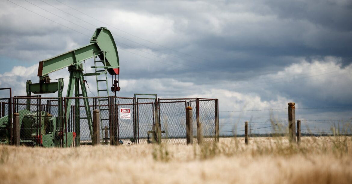 米原油先物が大幅高、トランプ関税受け貿易戦争や供給巡る懸念 | ロイター