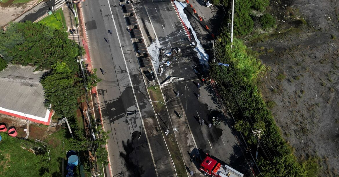 ブラジルで小型機墜落しバスに衝突、2人死亡　サンパウロの大通り | ロイター